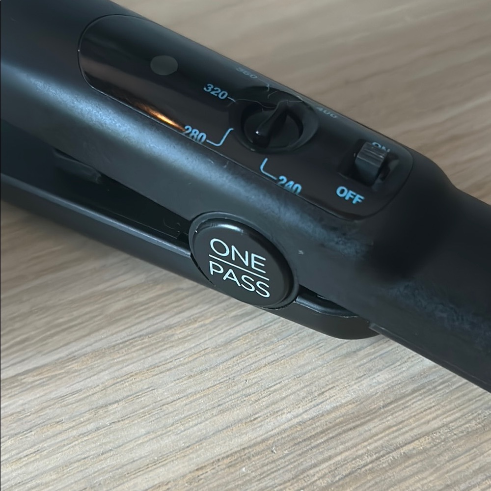 Bio Ionic OnePass Straightening Iron - Black - Picture 4 of 5
